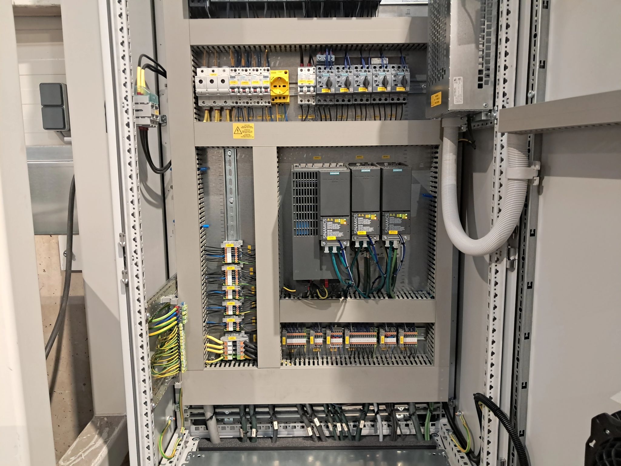 Schaltschrank — Verdrahtung